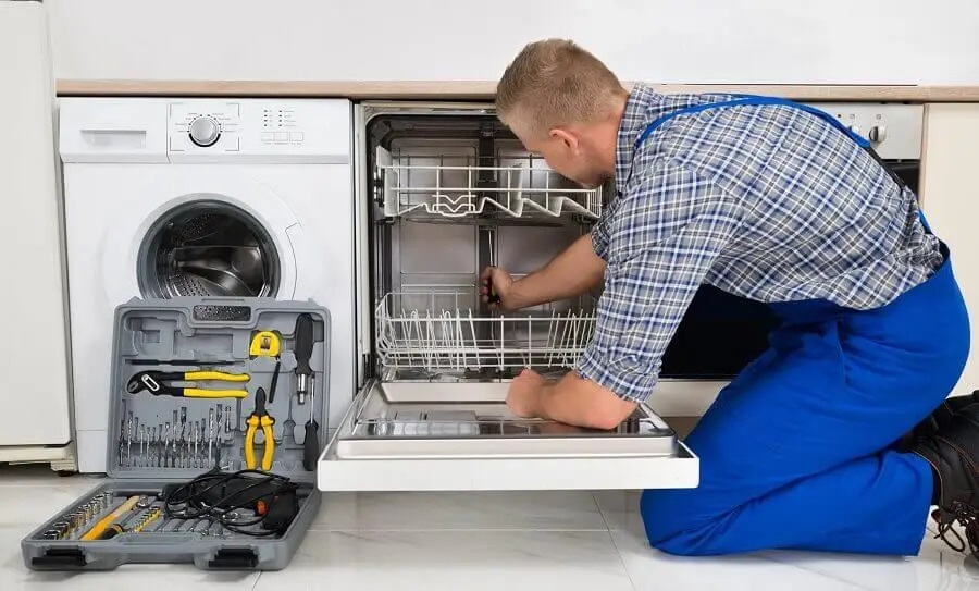 Narlıdere Electrolux servisi teknisyen ekibi beyaz eşya tamiri yaparken